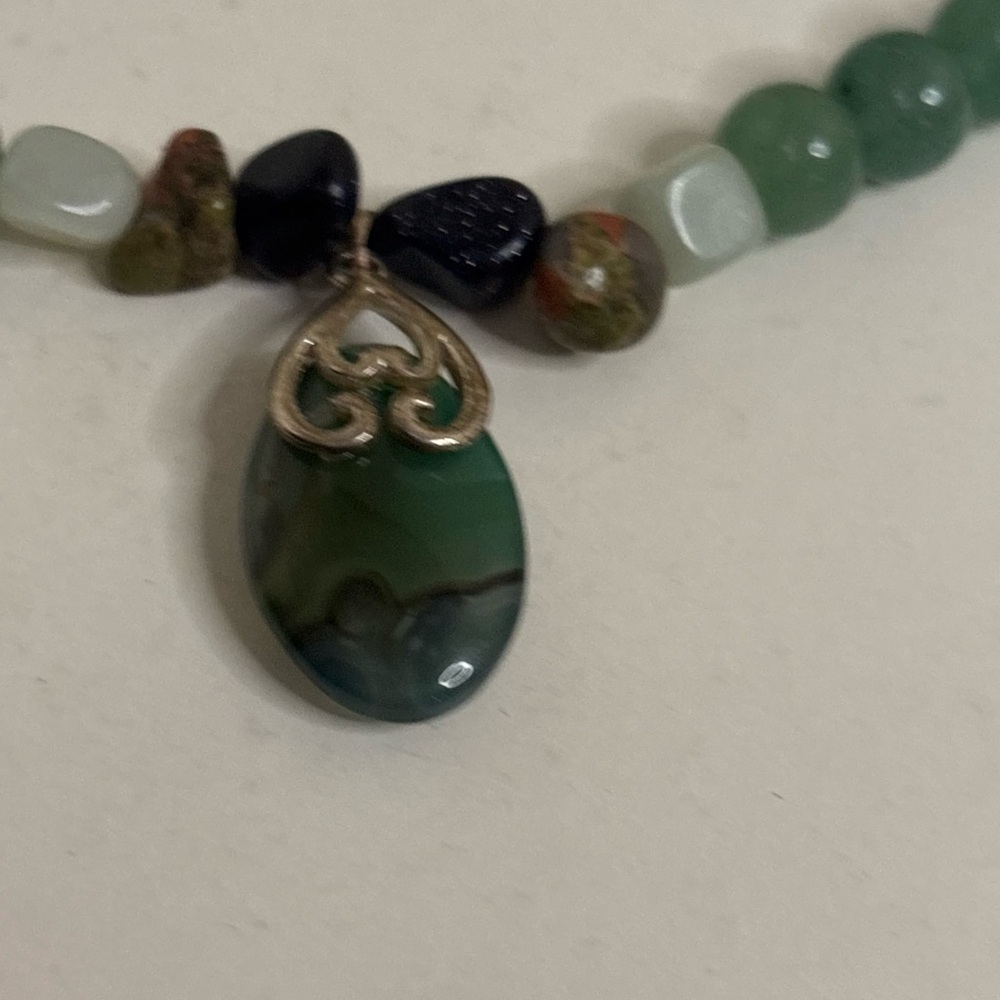 Handmade Green Aventurine Necklace with Agate Pendant & Toggle Clasp - Picture 3 of 5